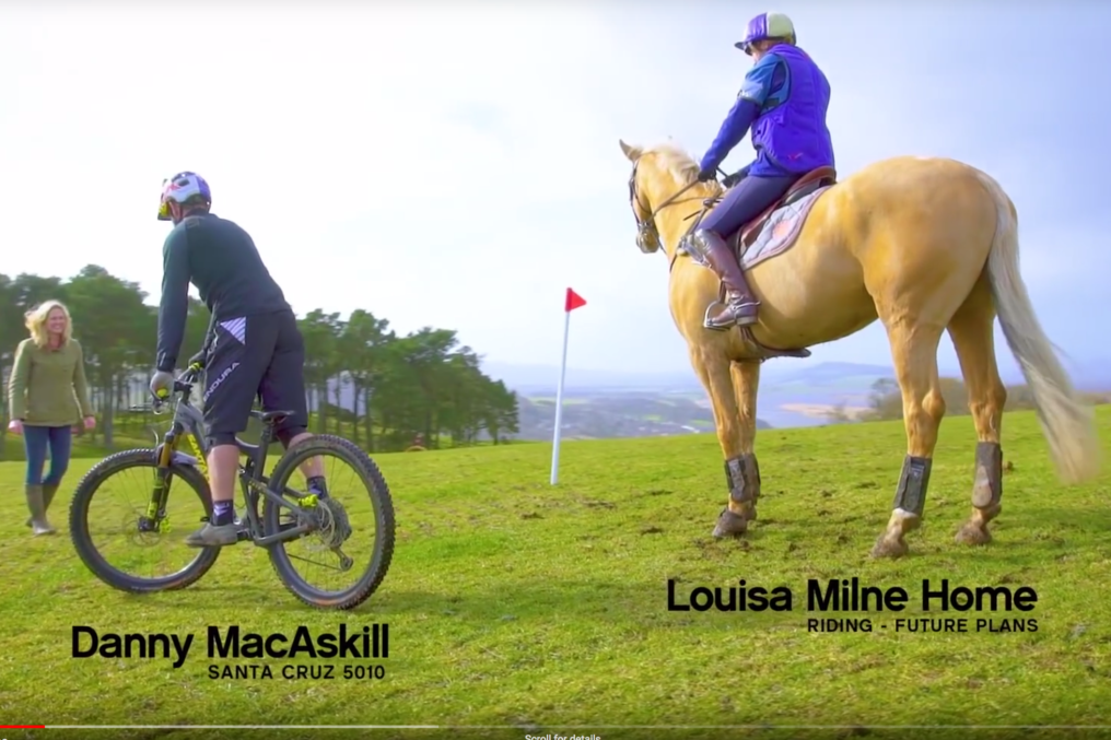 Danny MacAskill vs Caballo en circuito de obstáculos