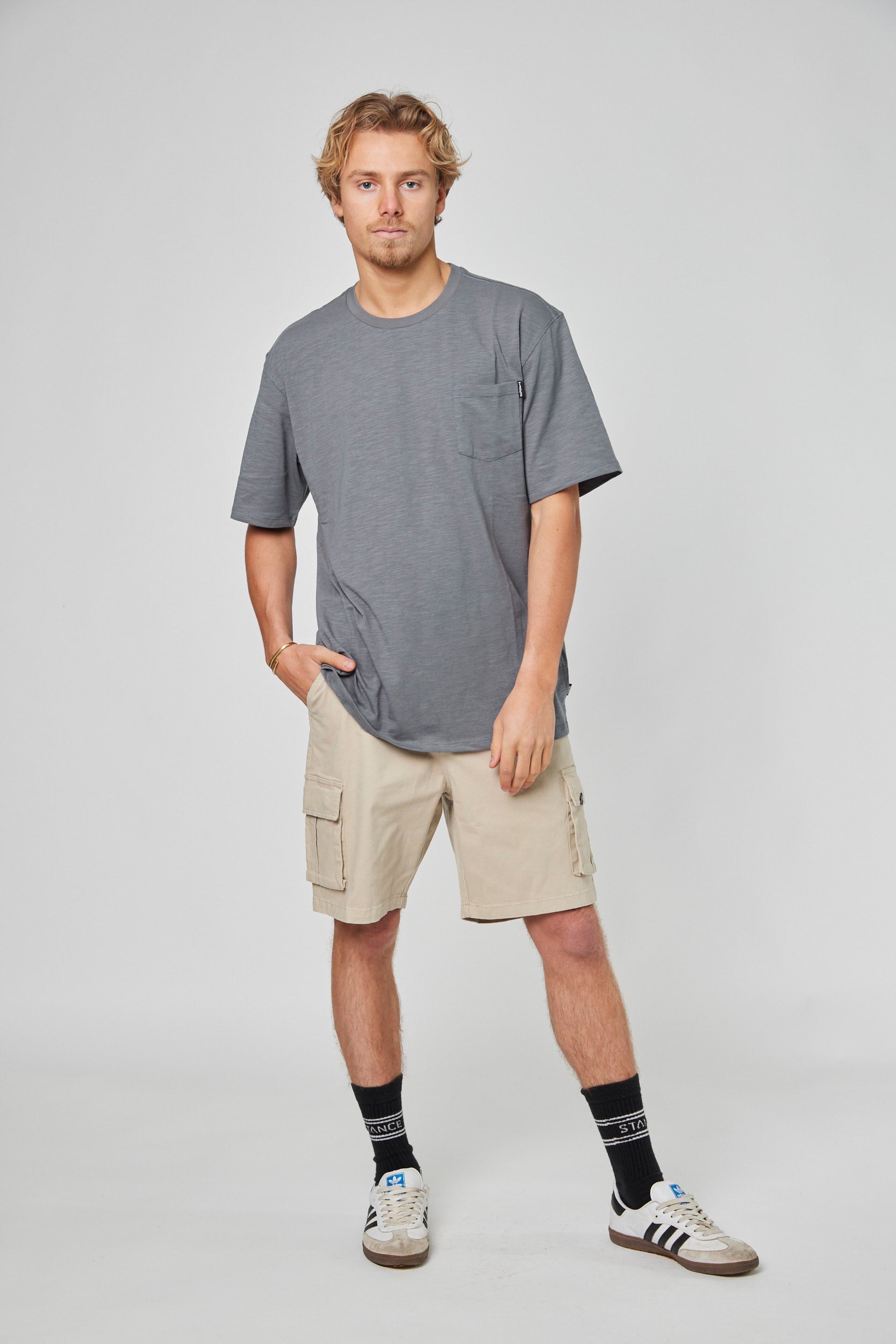 Polera Gris Manga Corta Bolsillo