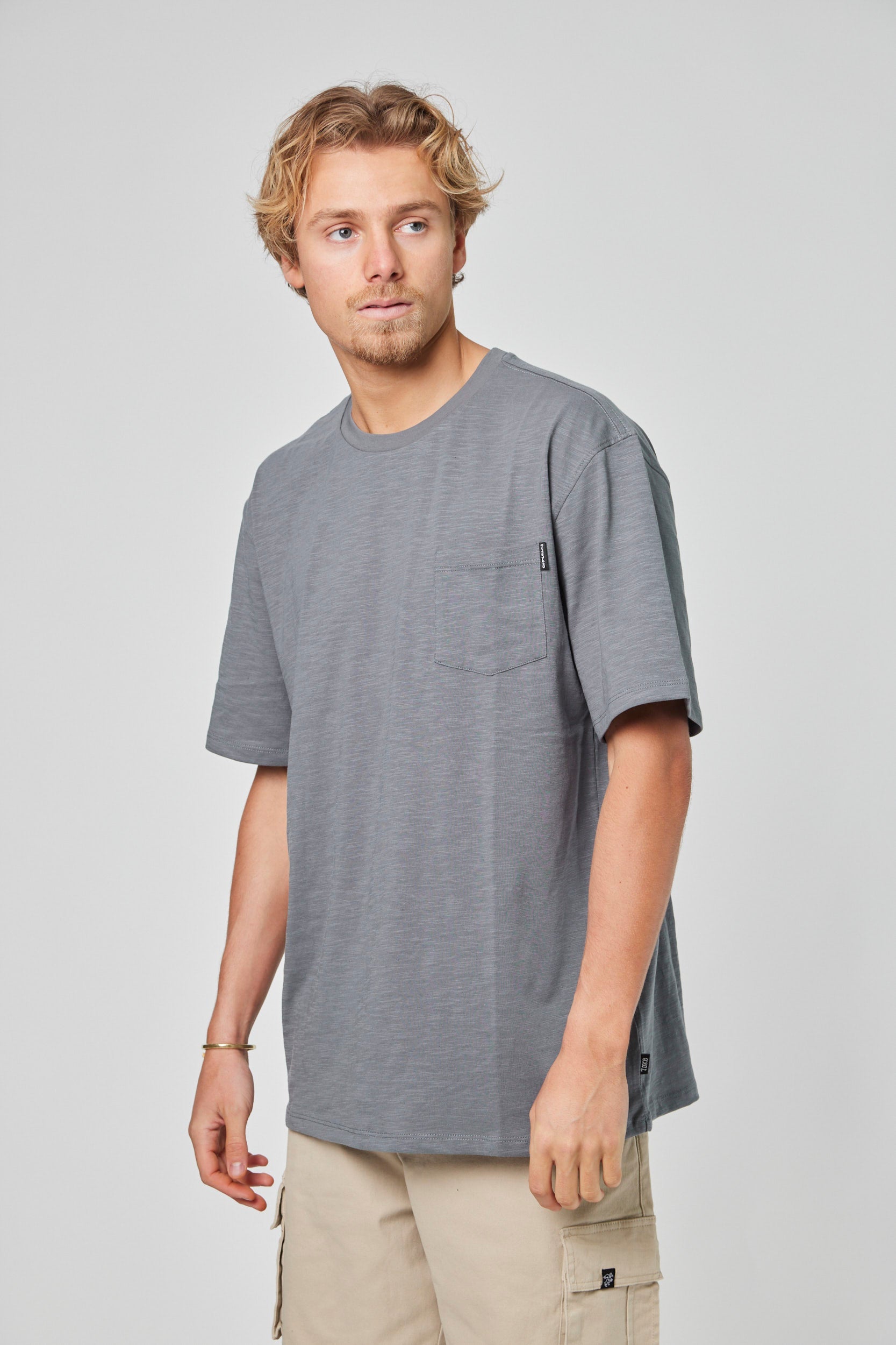 Polera Gris Manga Corta Bolsillo