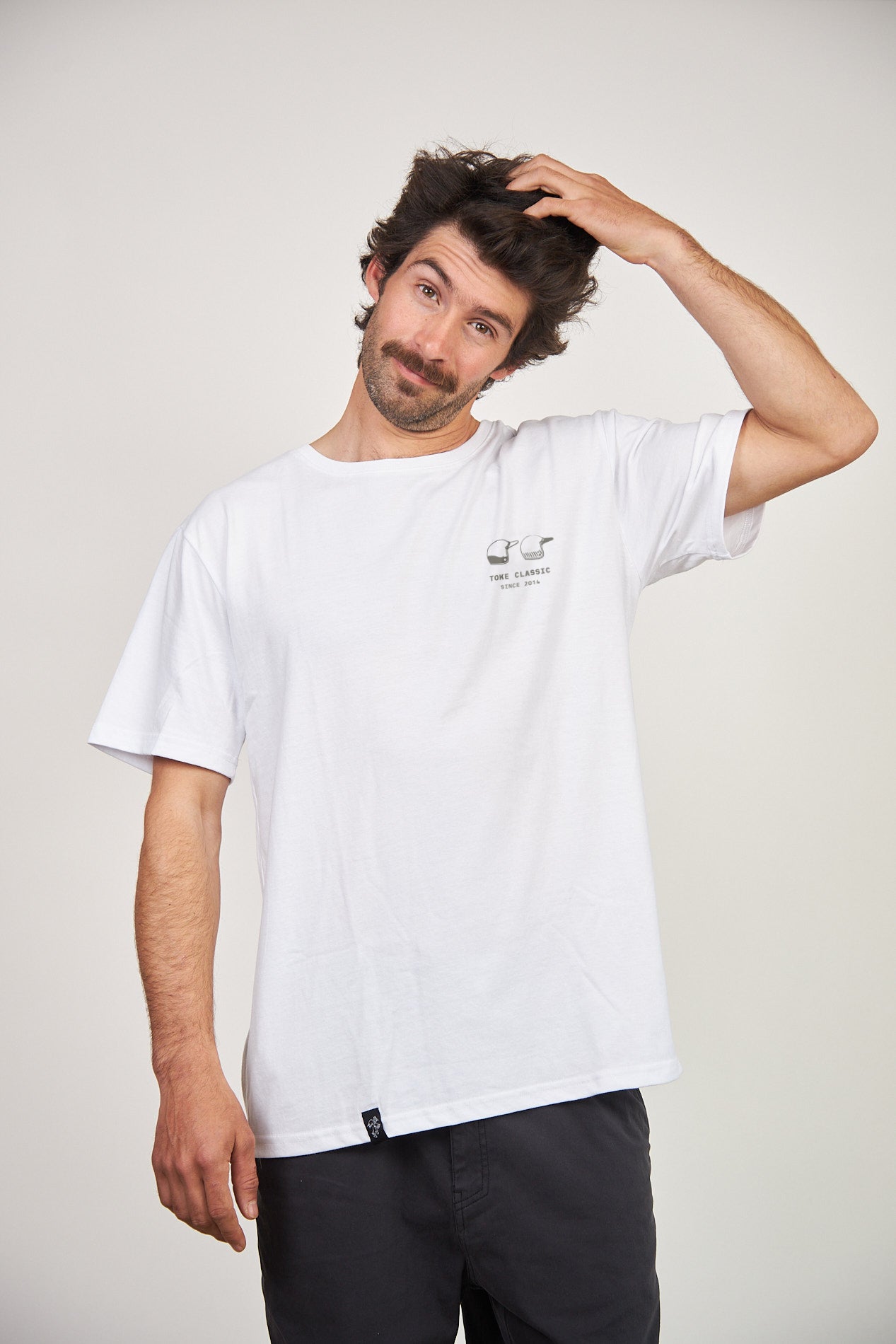 Polera Hombre Manga Corta Blanca Cascos
