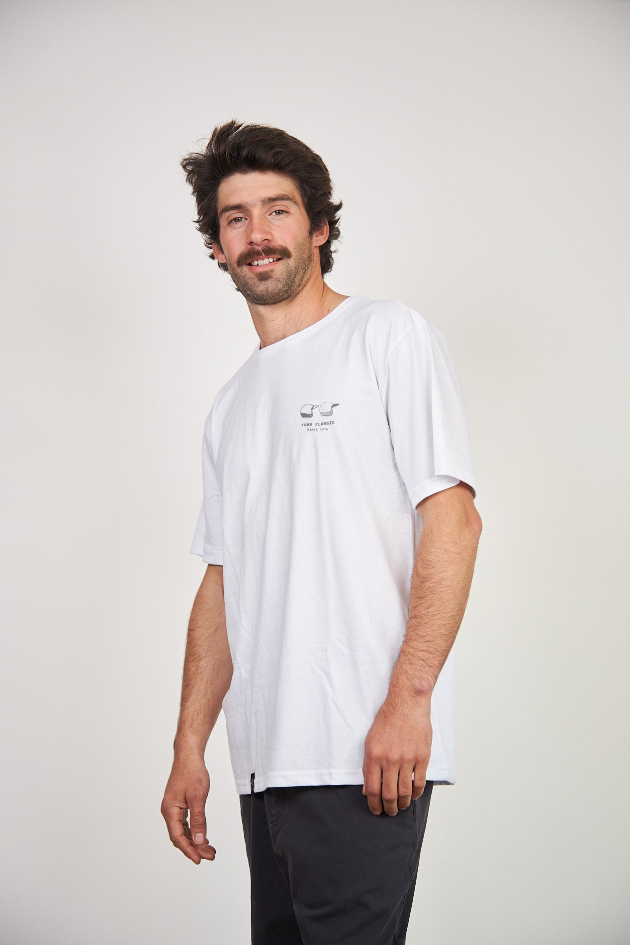 Polera Hombre Manga Corta Blanca Cascos