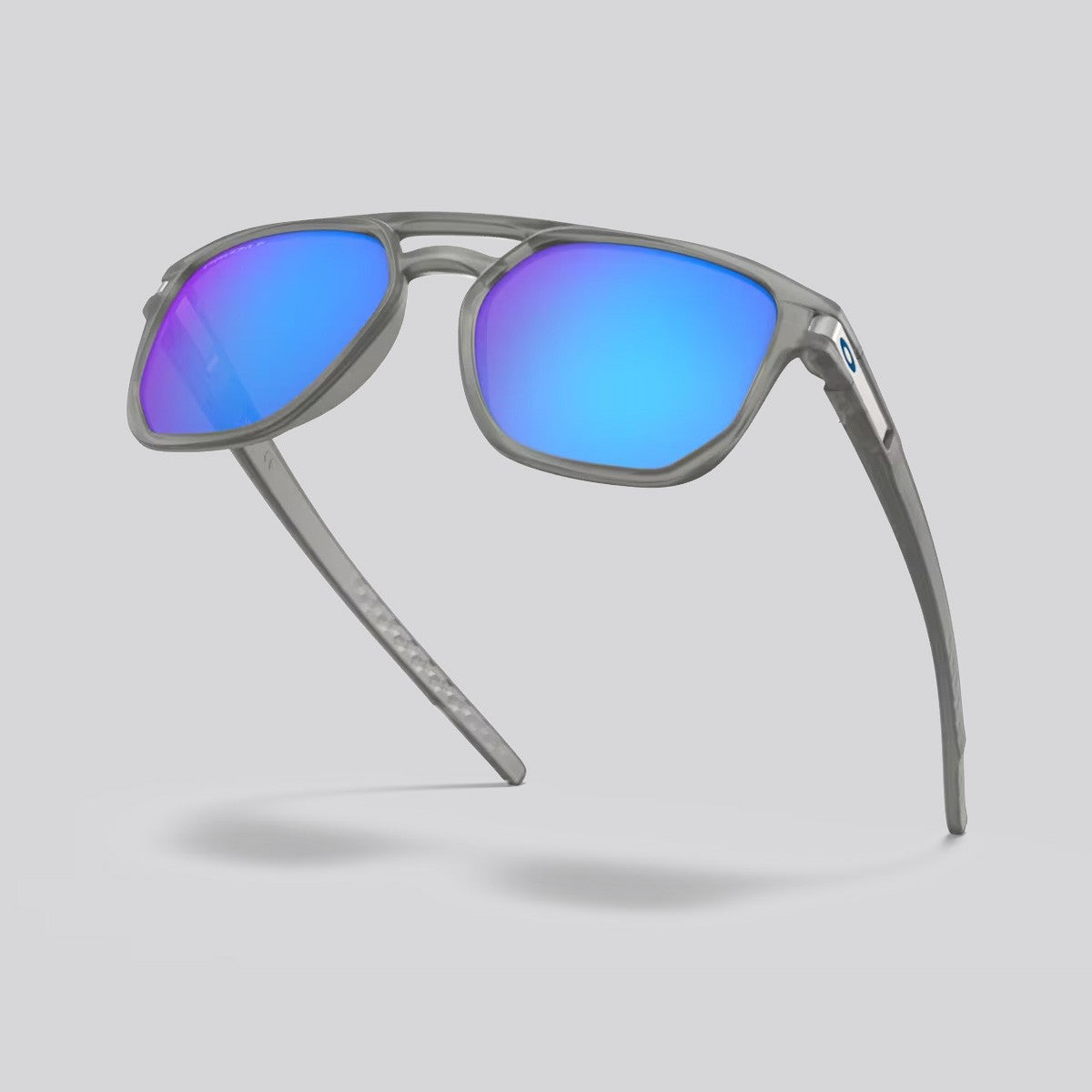 Lentes de Sol Oakley Latch Beta Matte Grey Ink / Prizm Sapphire Polarizado - vista 4