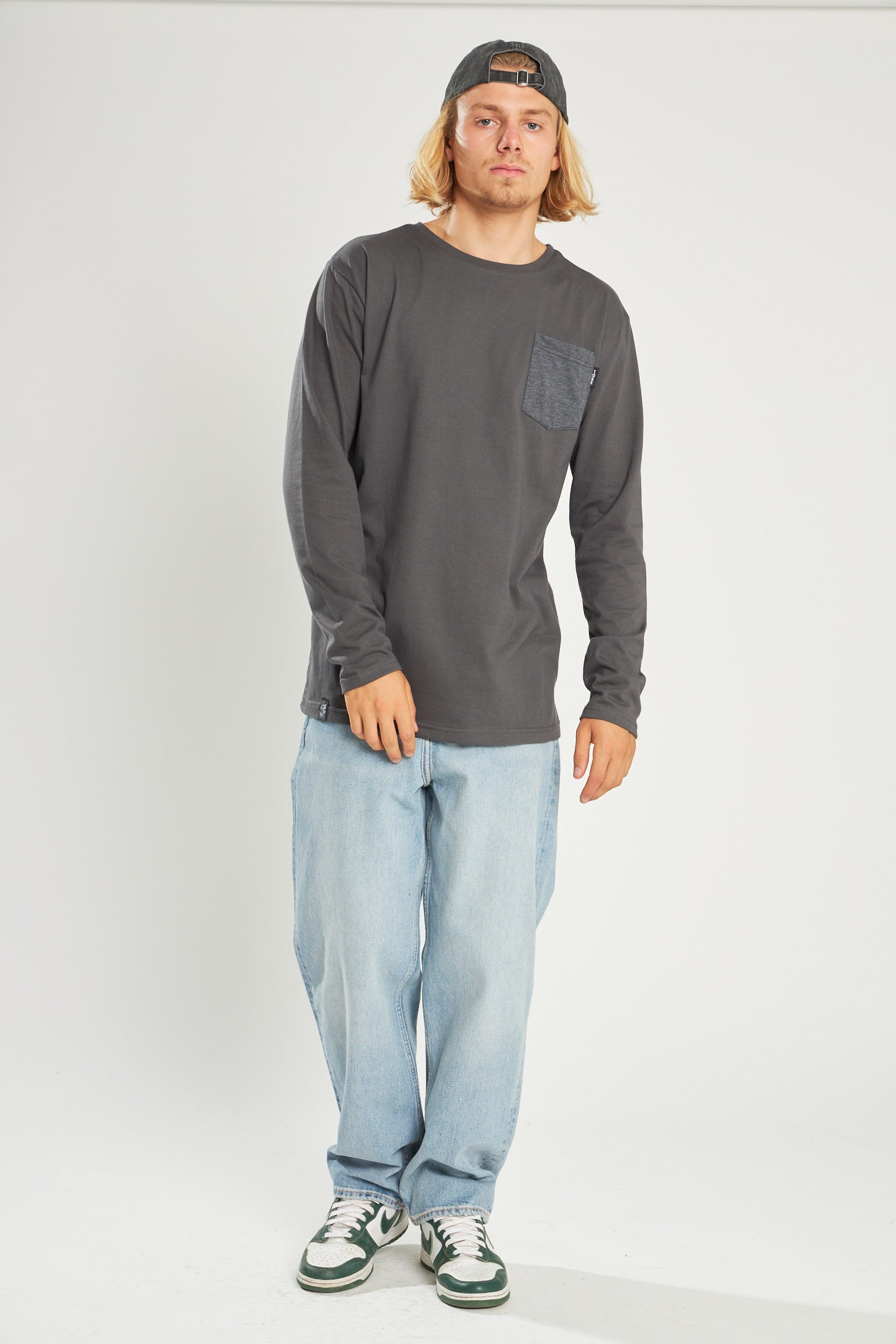 Polera Manga Larga Gris Oscuro Bolsillo