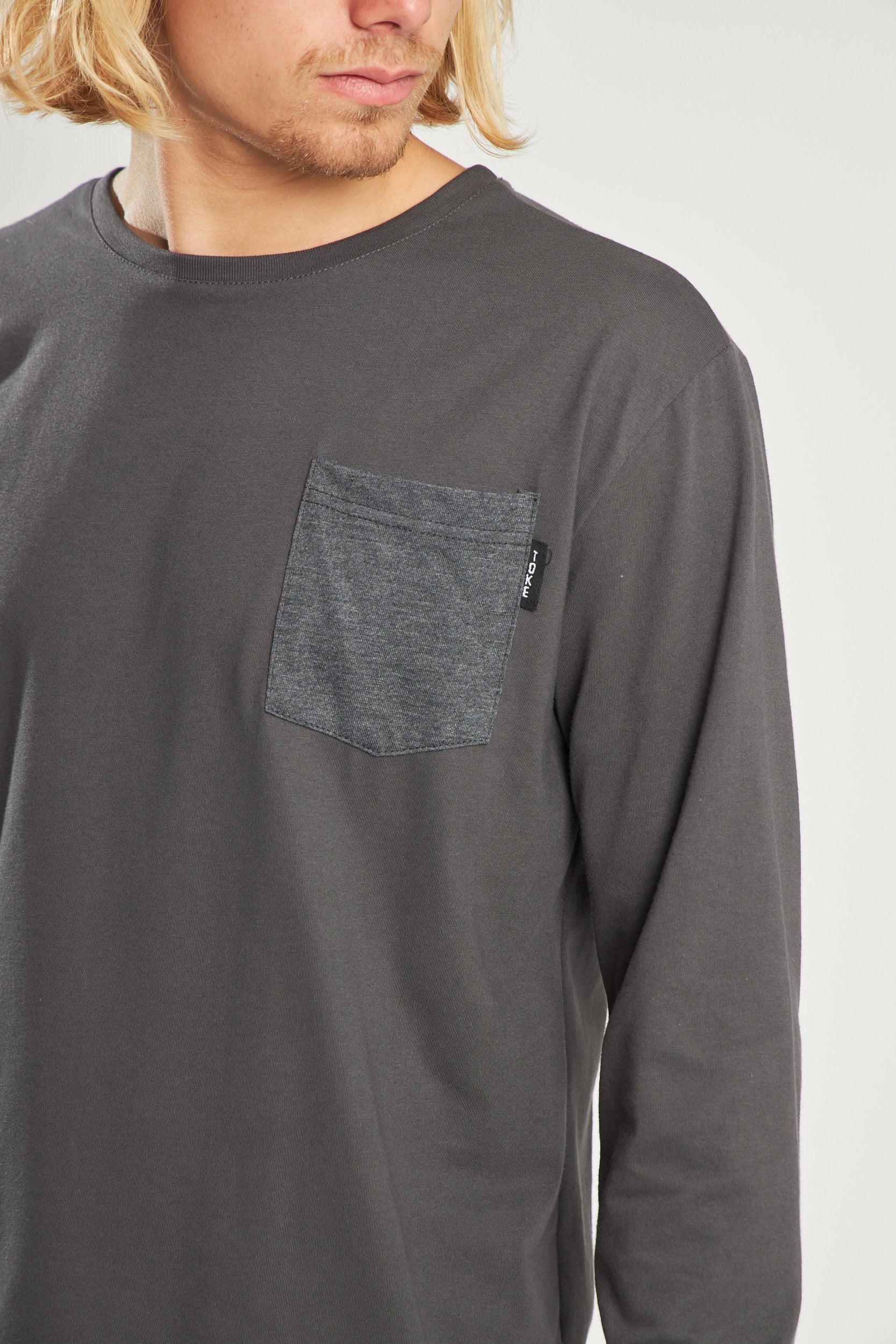 Polera Manga Larga Gris Oscuro Bolsillo