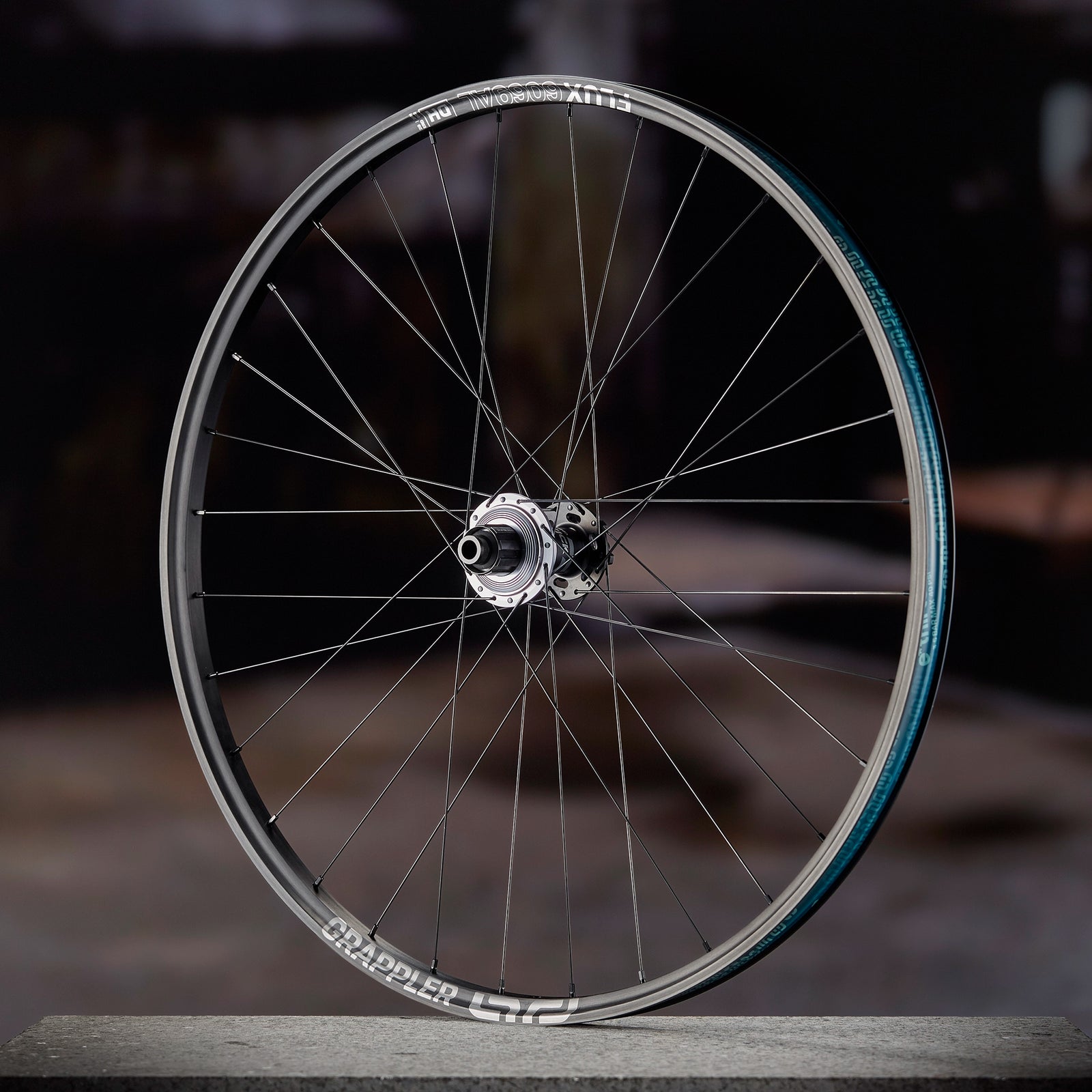 Rueda E13 Grappler Sidekick Flux DH 29 30mm 32H 12x157mm Disco 6P DM 9-24T 7V Aluminio - imagen 2