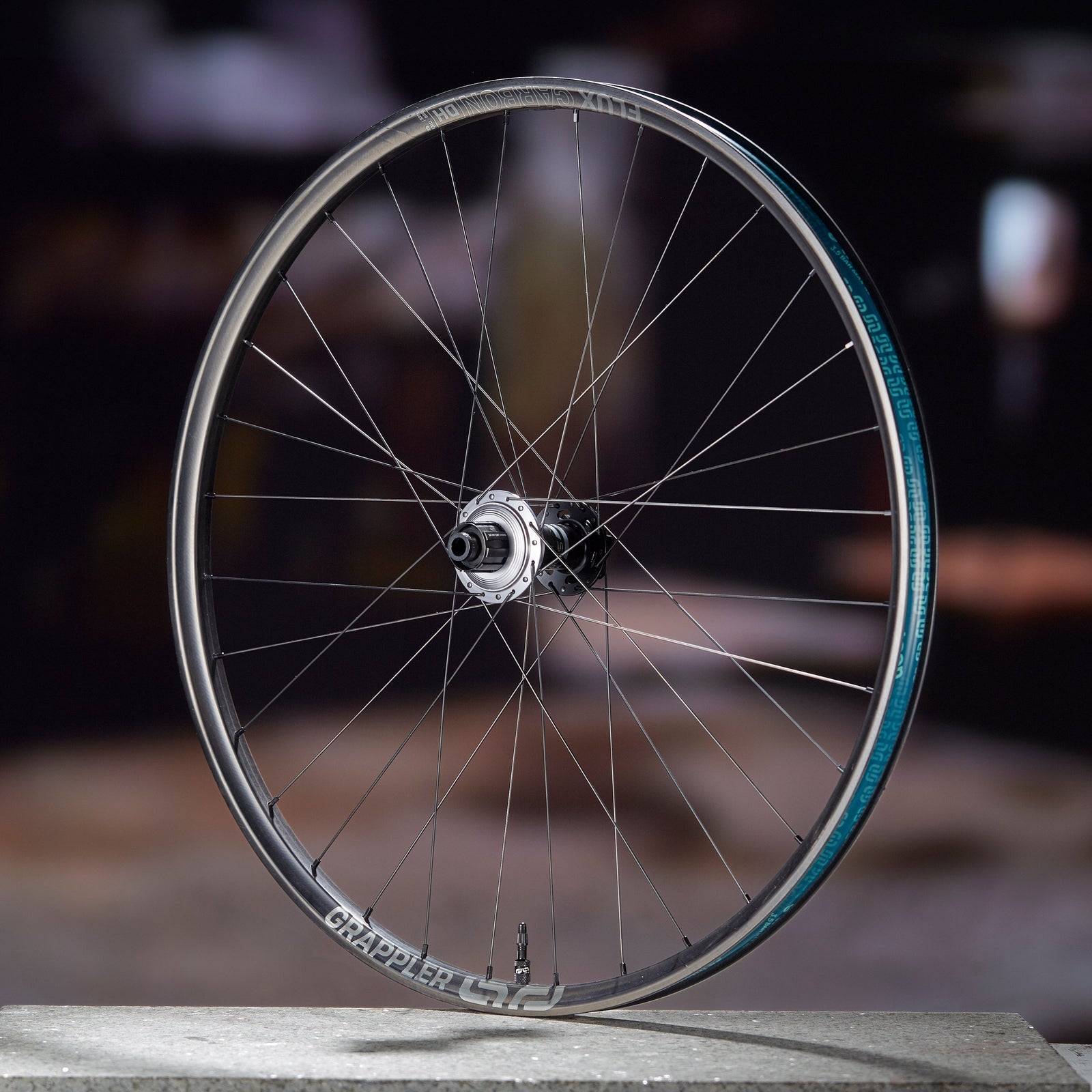 Rueda E13 Grappler Sidekick Flux DH 29 30mm 28H 20x110mm Disco 6P Carbono - imagen 3