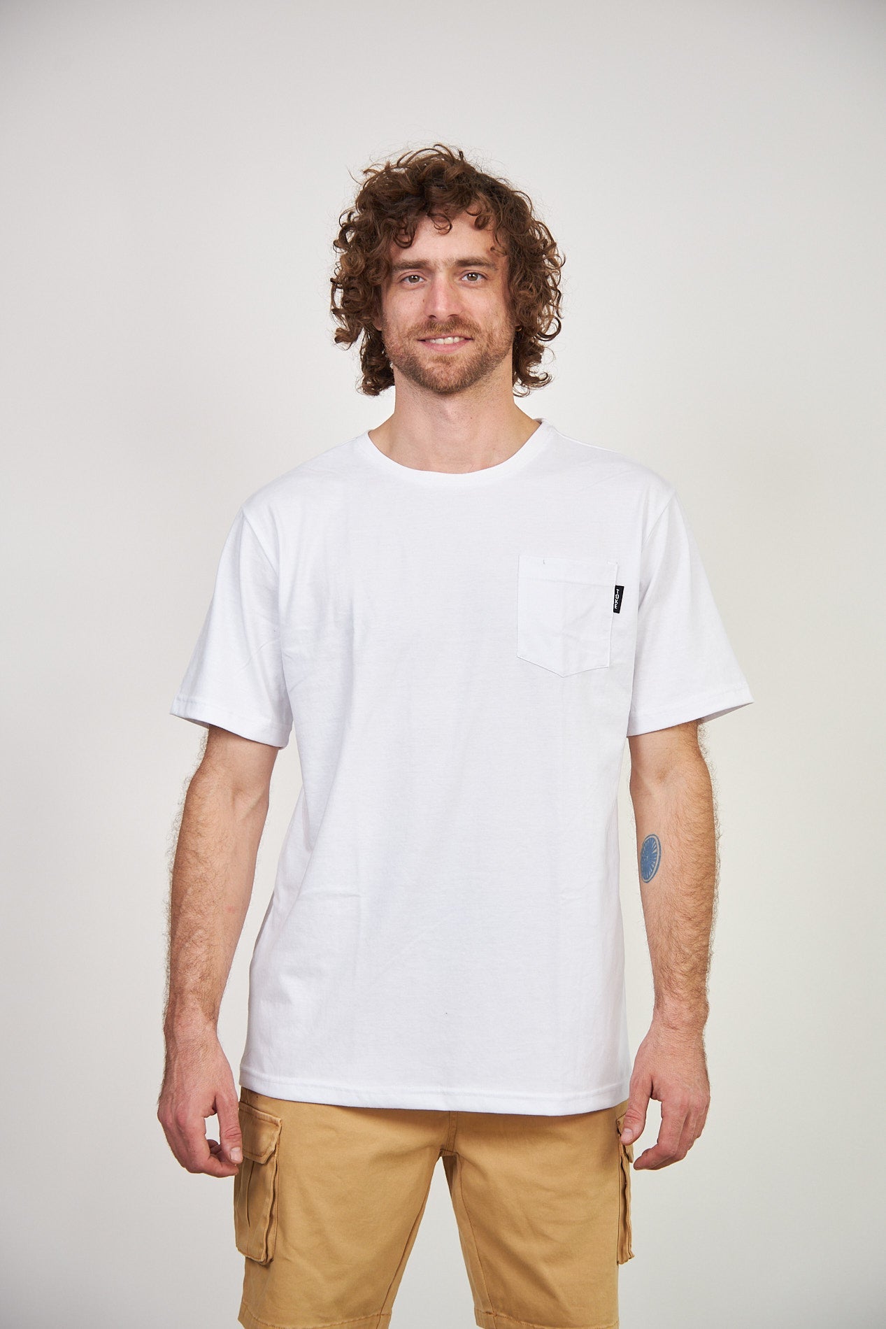 Polera con Bolsillo Blanca Manga Corta