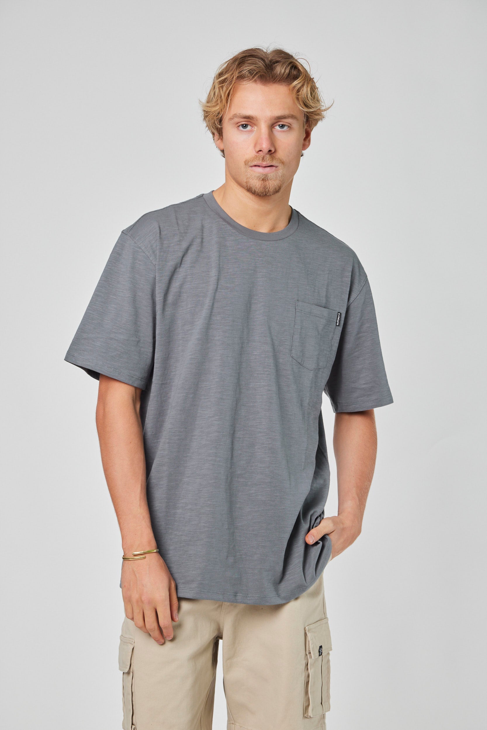 Polera Gris Manga Corta Bolsillo