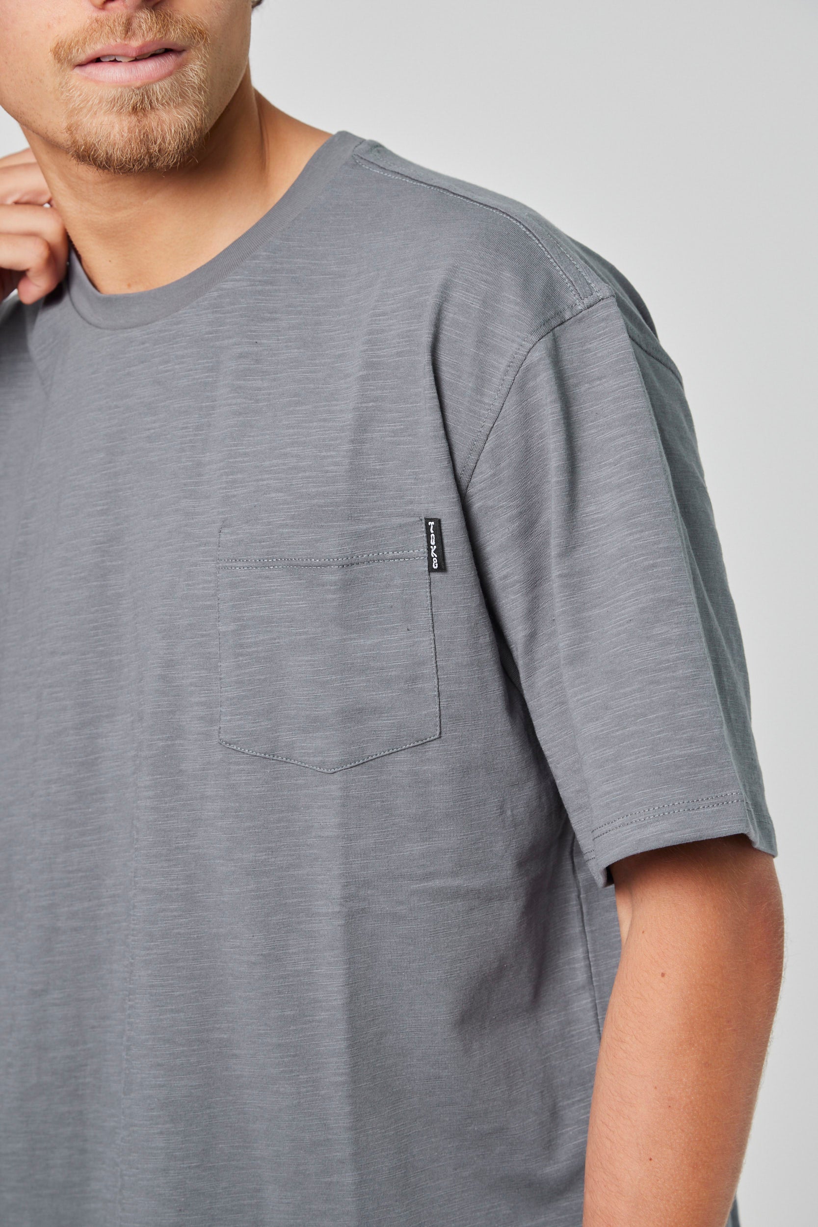 Polera Gris Manga Corta Bolsillo