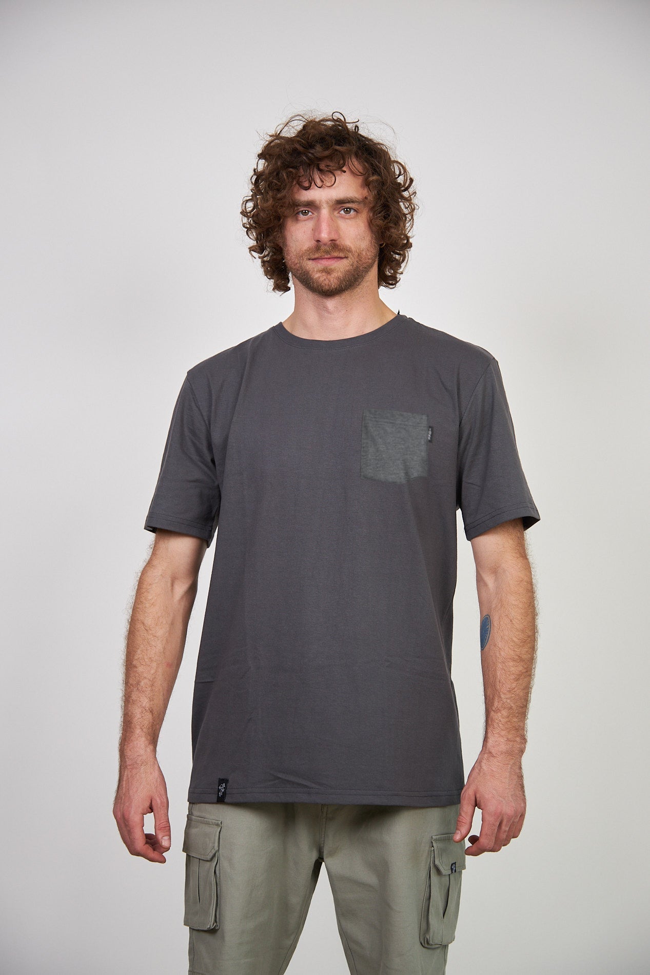 Polera Gris Oscuro Manga Corta Bolsillo