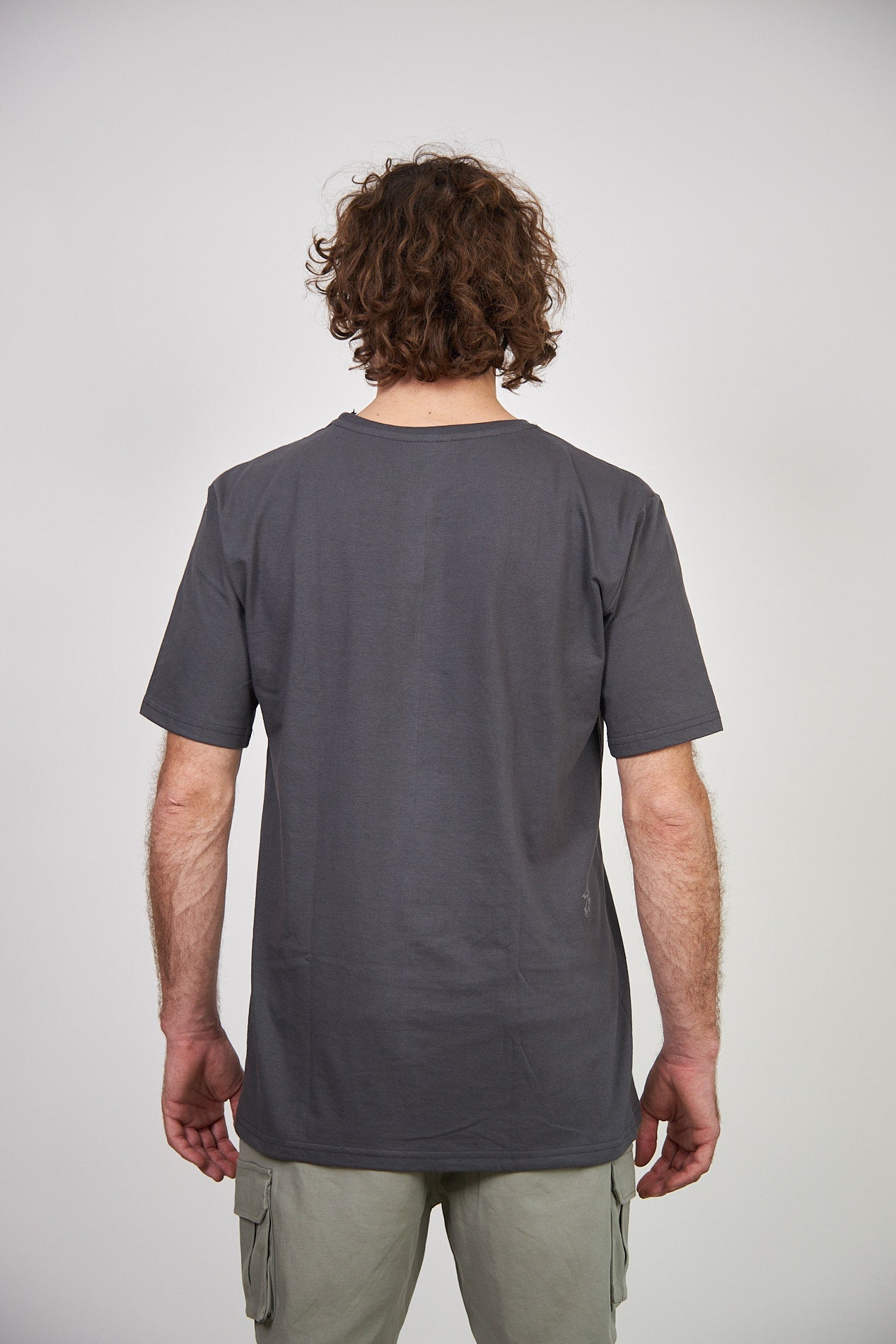 Polera Gris Oscuro Manga Corta Bolsillo