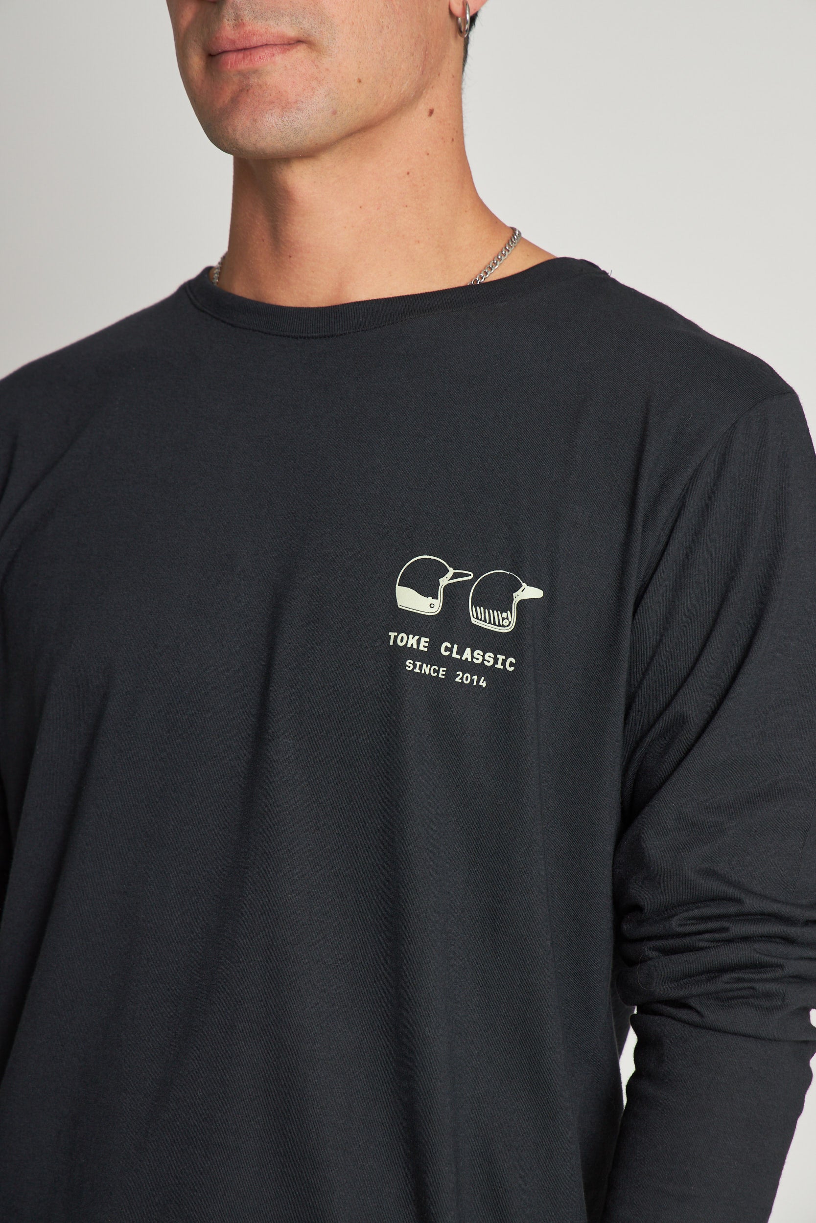 Polera Negra Manga Larga Hombre Cascos