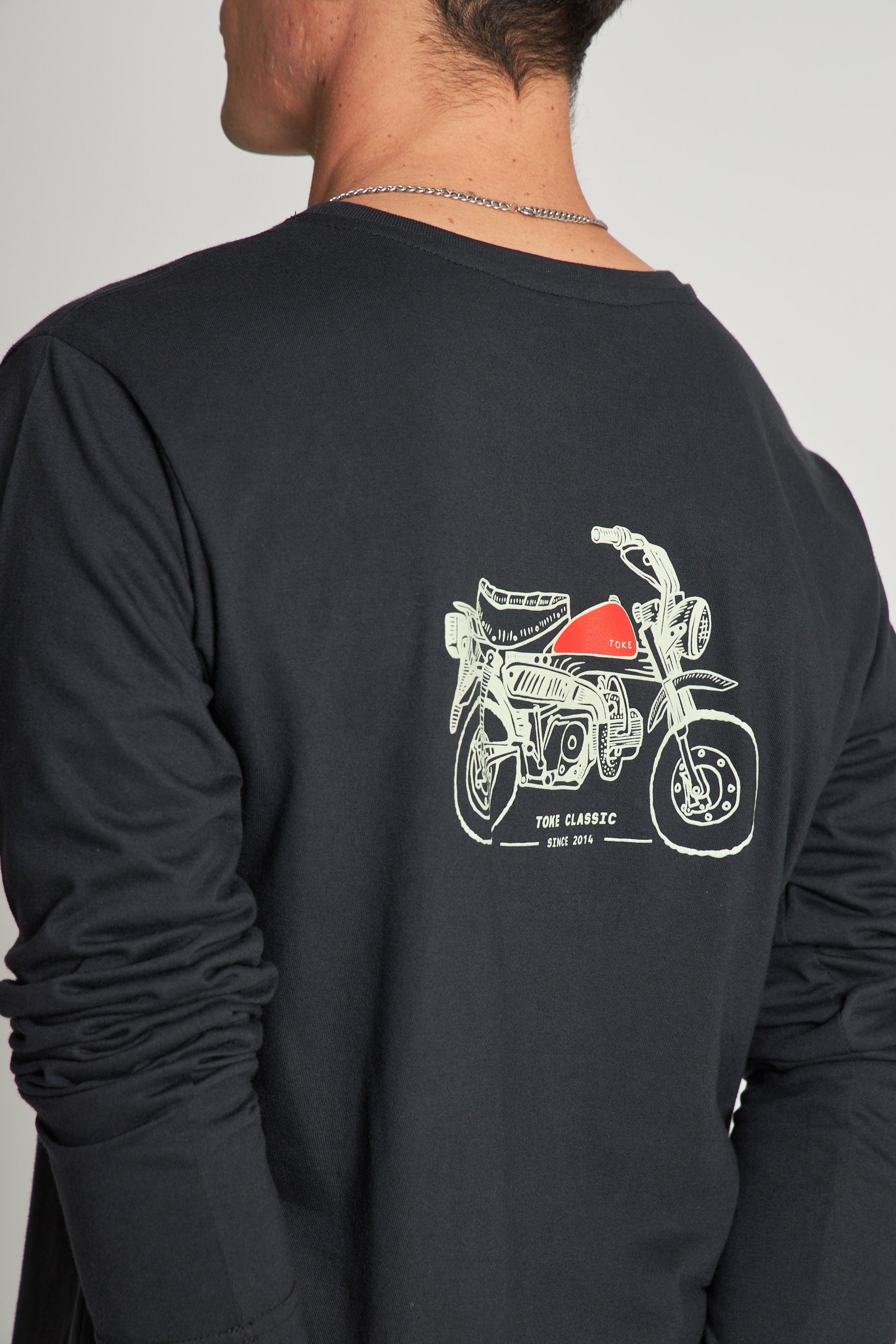 Polera Negra Manga Larga Hombre Cascos