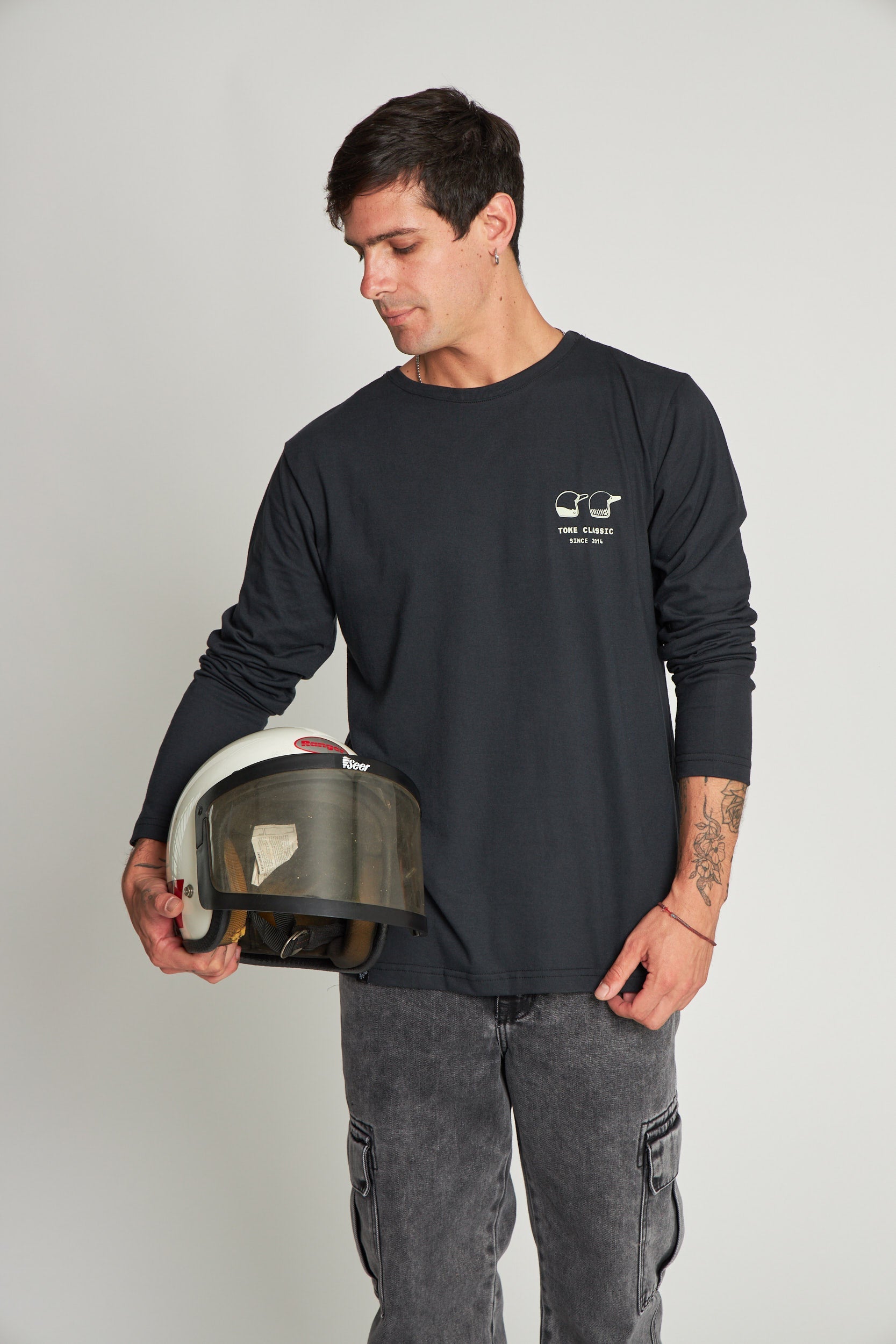 Polera Negra Manga Larga Hombre Cascos