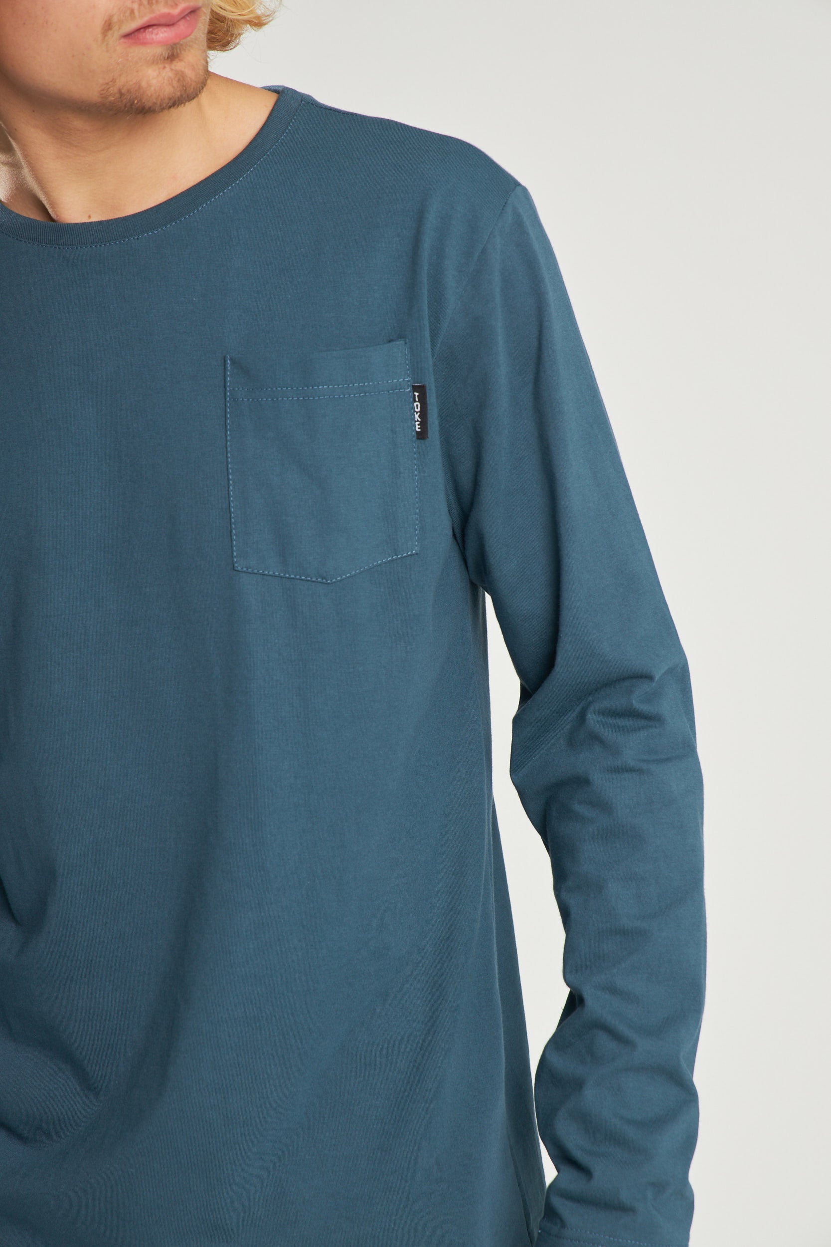 Polera Manga Larga Azul Bolsillo