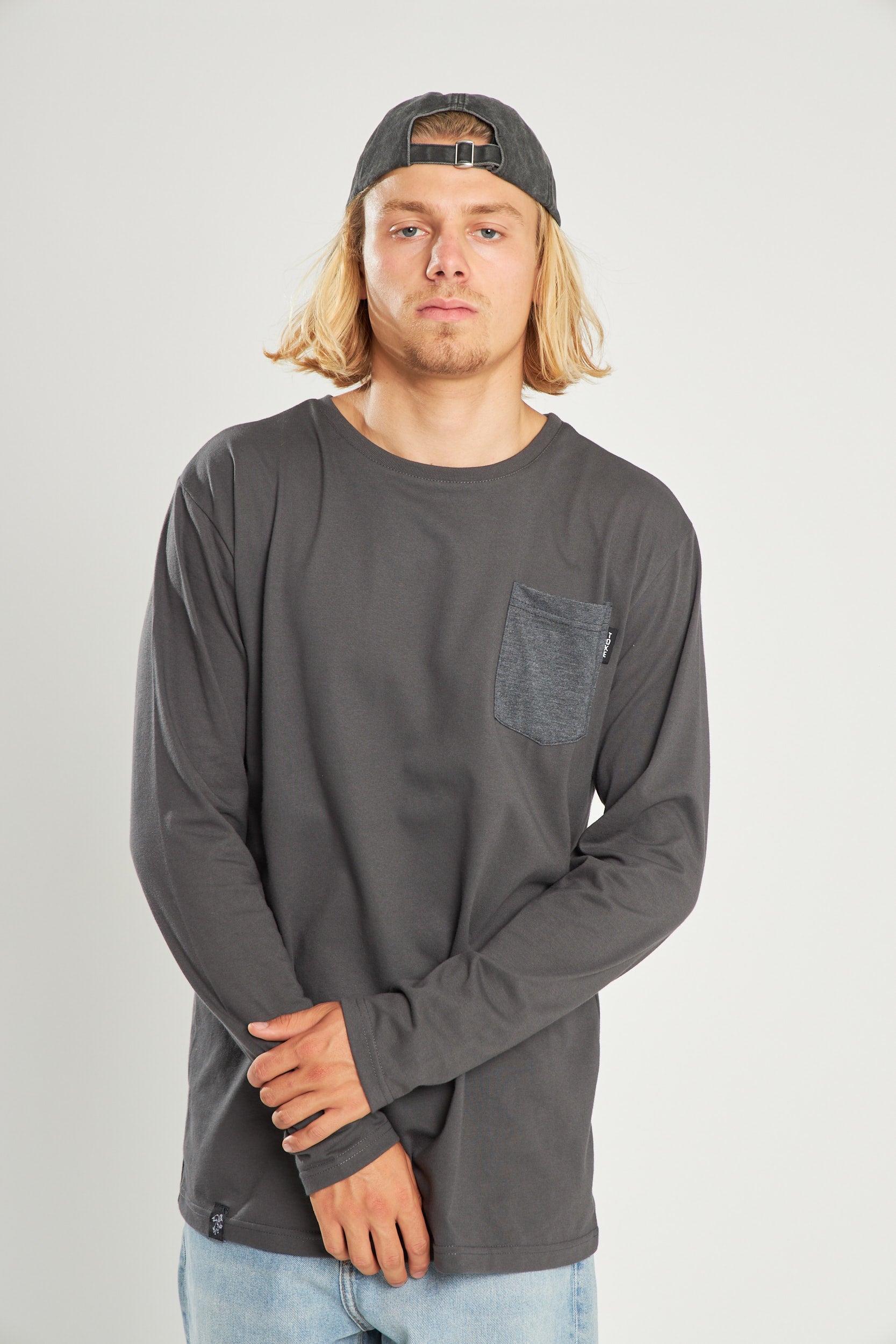 Polera Manga Larga Gris Oscuro Bolsillo