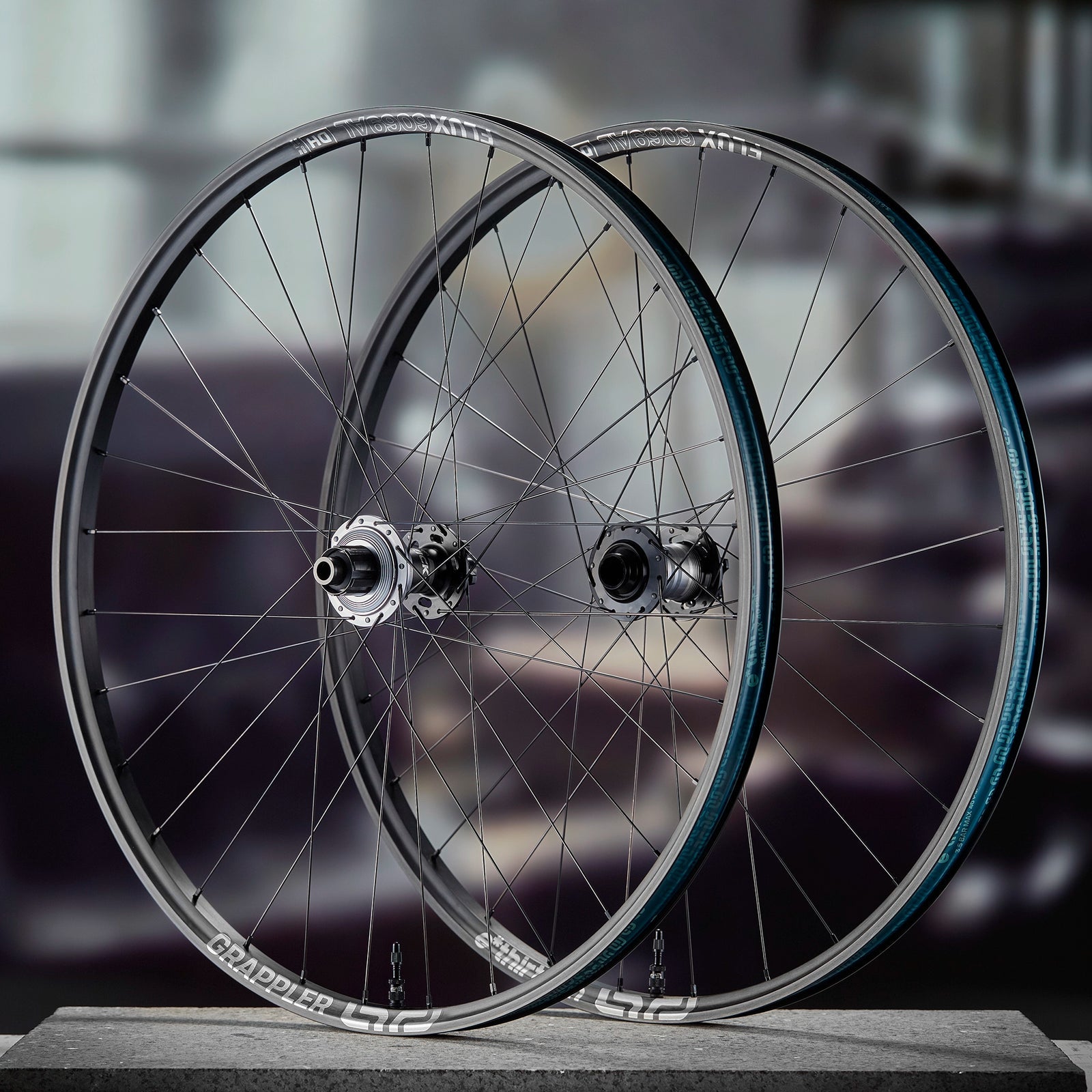 Rueda E13 Grappler Sidekick Flux DH 29 30mm 28H 20x110mm Disco 6P Aluminio