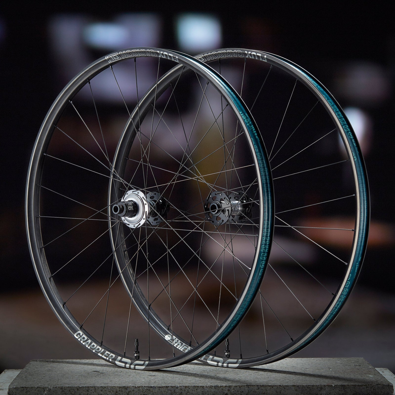 Rueda E13 Grappler Sidekick Flux Enduro 29 30mm 28H 12x157mm Disco 6P XD Carbono