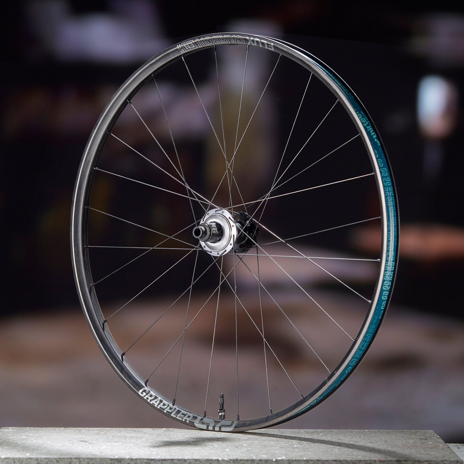 Rueda E13 Grappler Sidekick Flux Enduro 29 30mm 28H 12x157mm Disco 6P XD Carbono - imagen 2