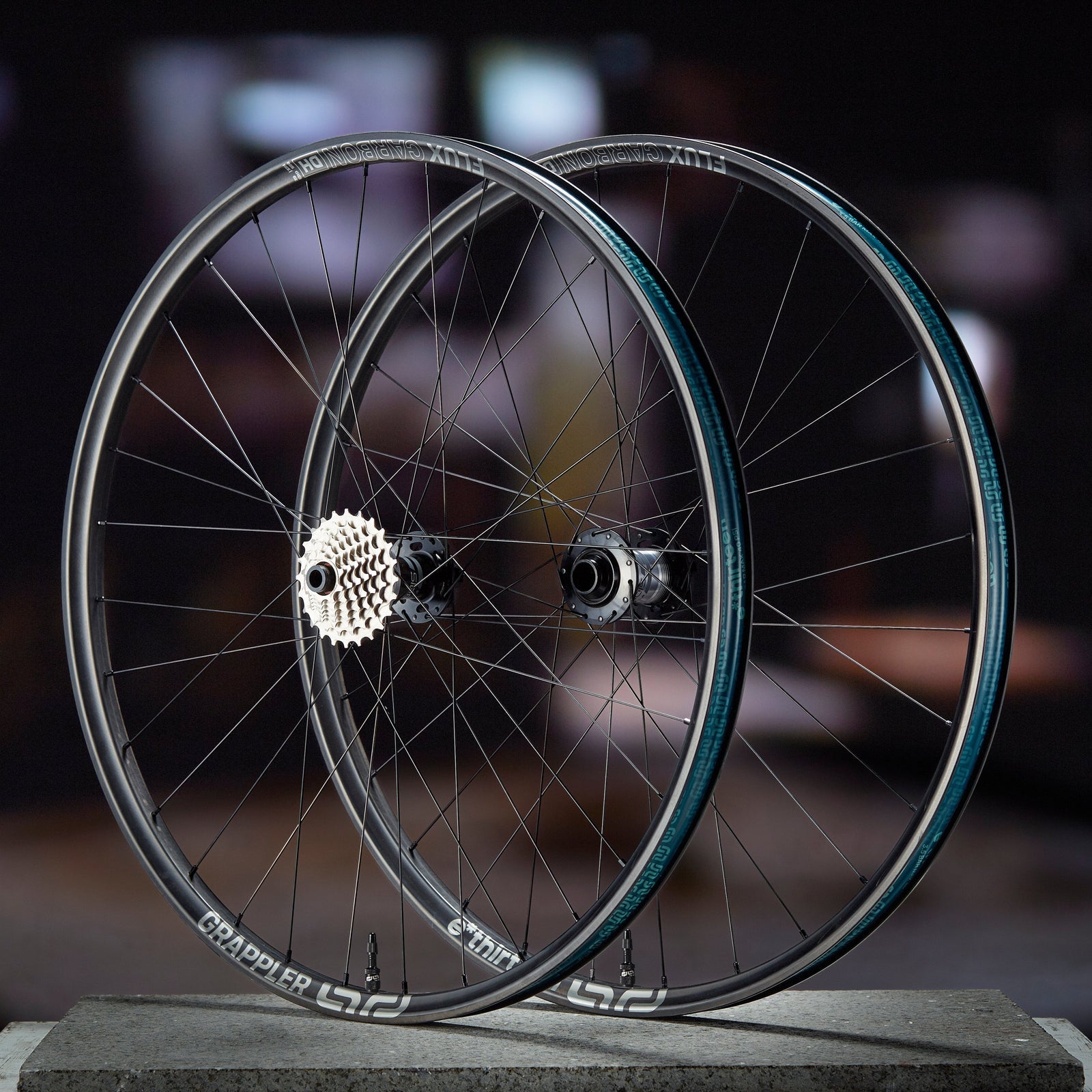 Rueda E13 Grappler Sidekick Flux DH 29 30mm 32H 12x157mm Disco 6P DM 9-24T 7V Carbono