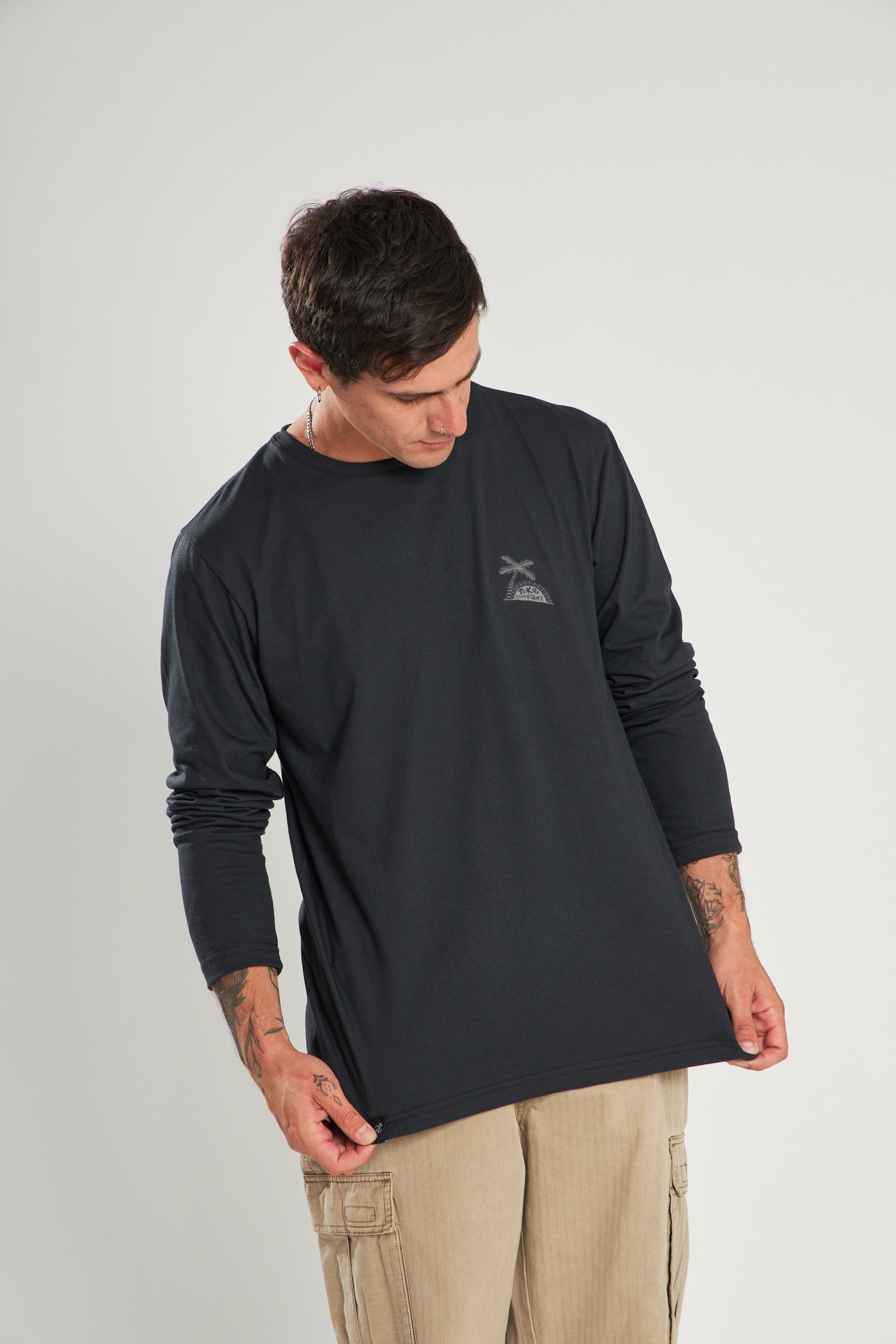 Polera Negra Manga Larga Company