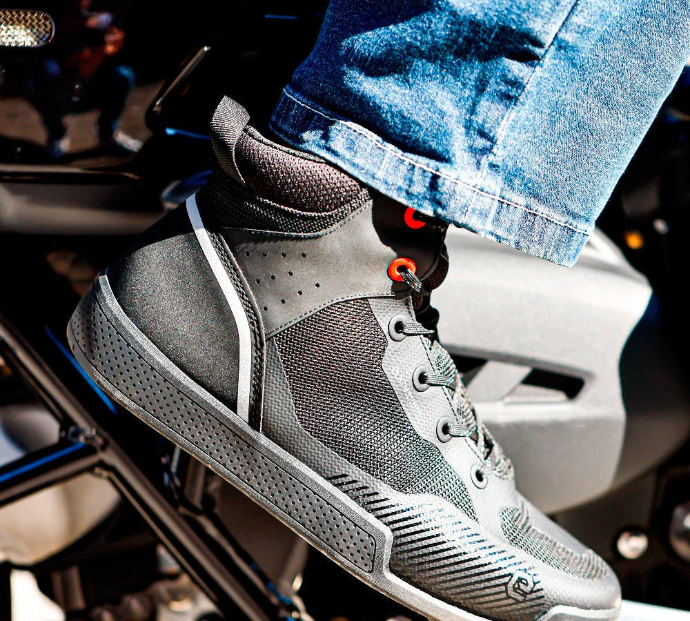 Zapato urbano de moto modelo Skyline Air WP Black | Eleveit