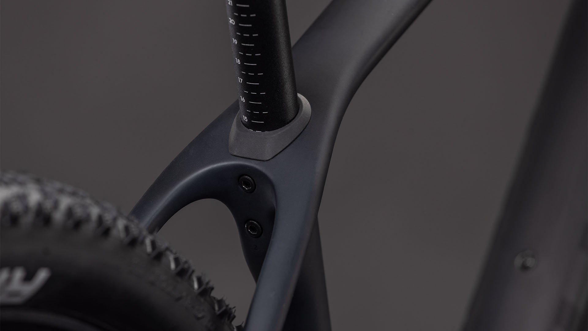 Bicicleta Cube Reaction C:62 Pro Blackline