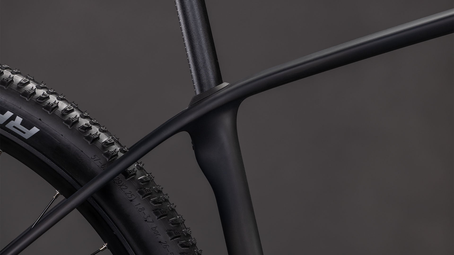 Bicicleta Cube Reaction C:62 Pro Blackline