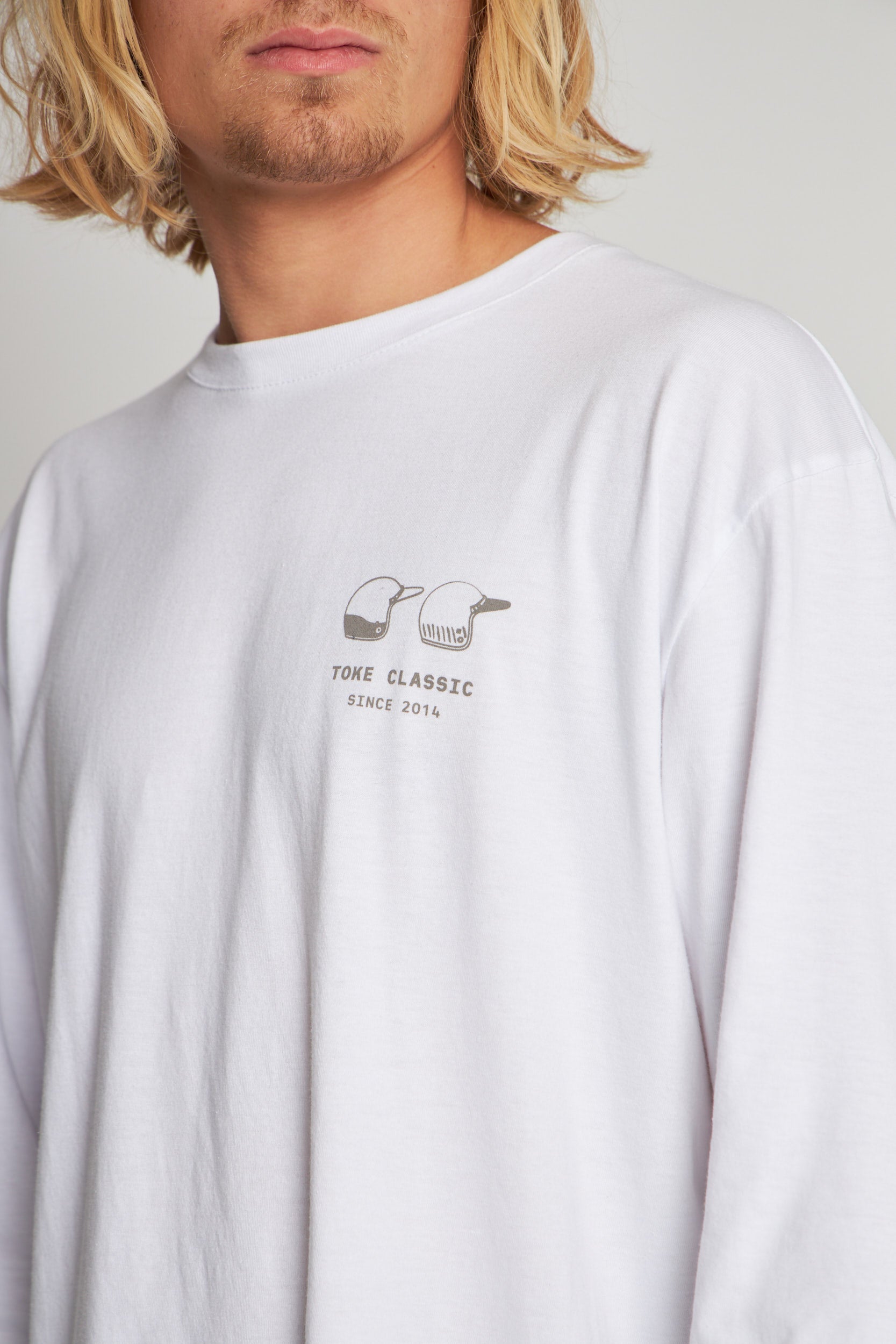 Polera Blanca Manga Larga Cascos