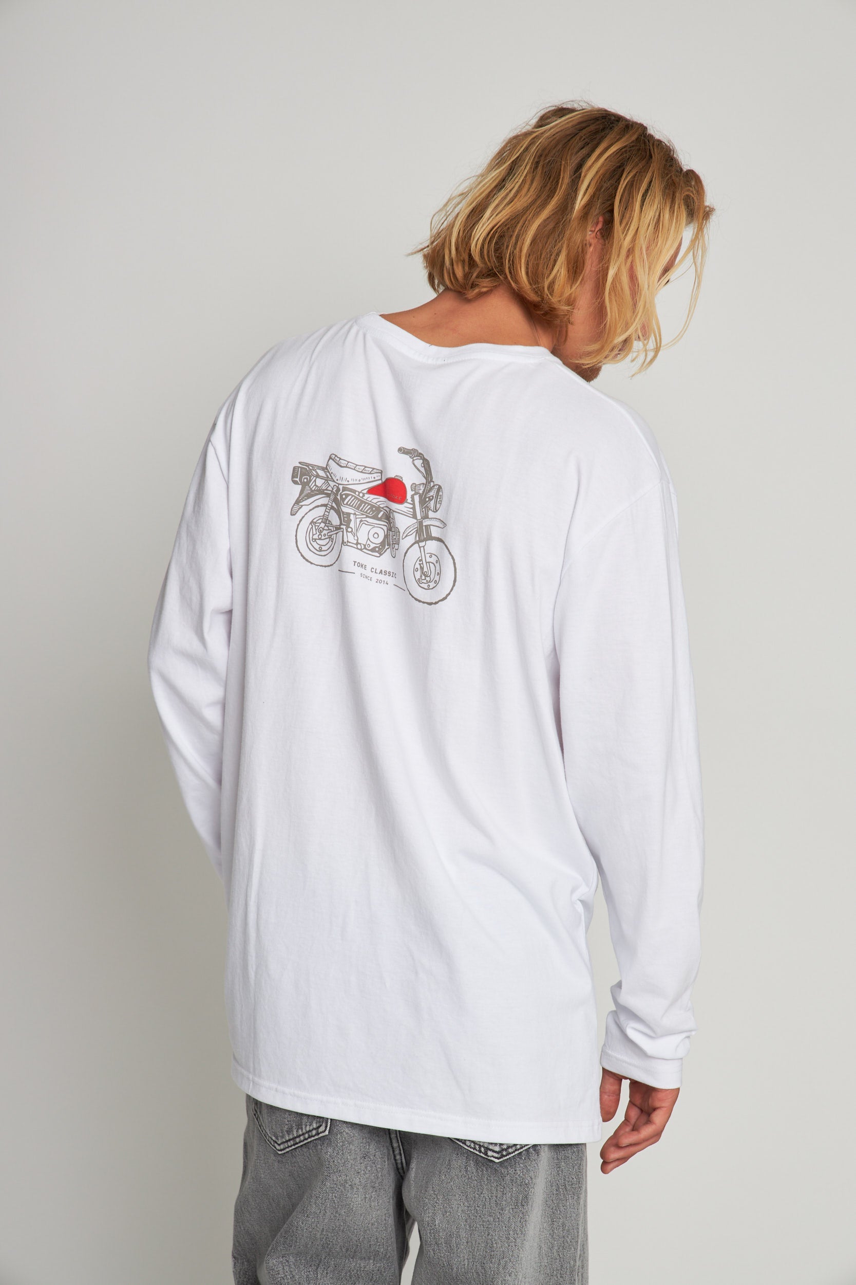 Polera Blanca Manga Larga Cascos