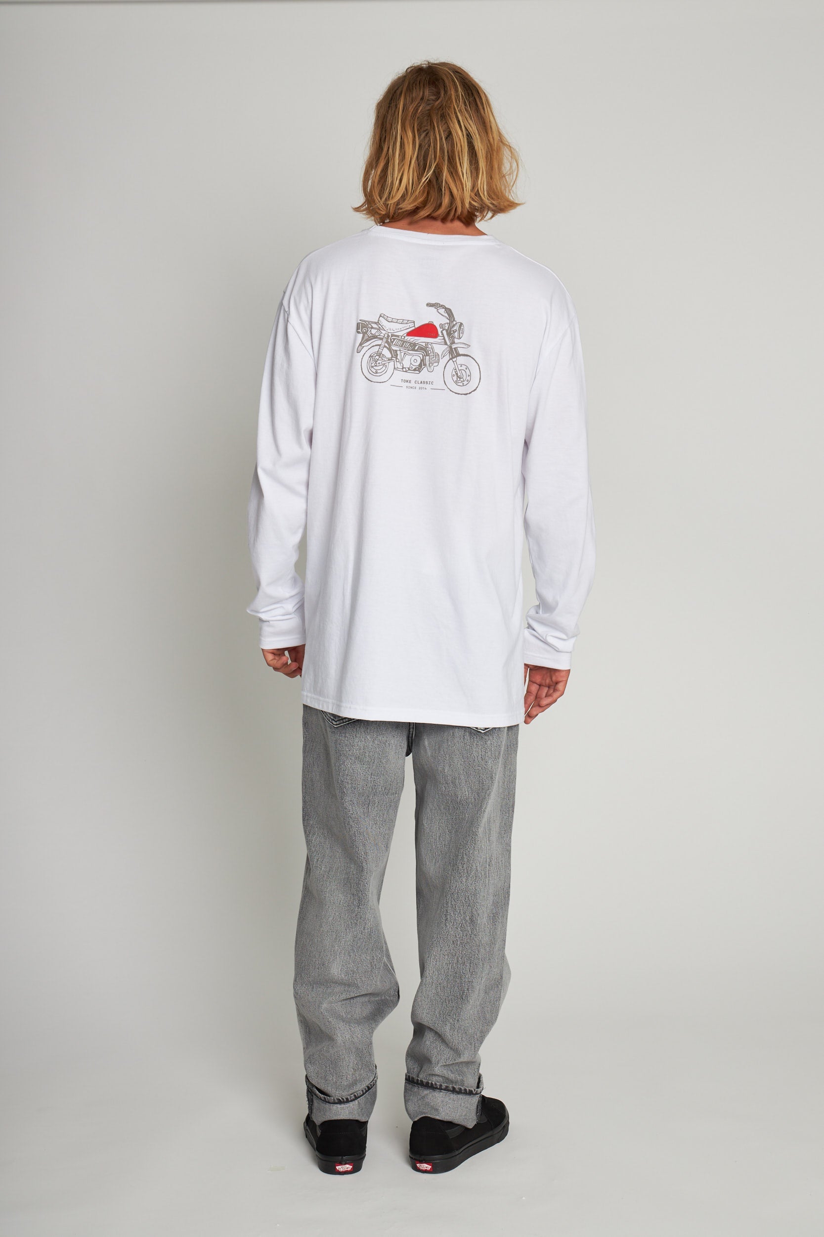 Polera Blanca Manga Larga Cascos