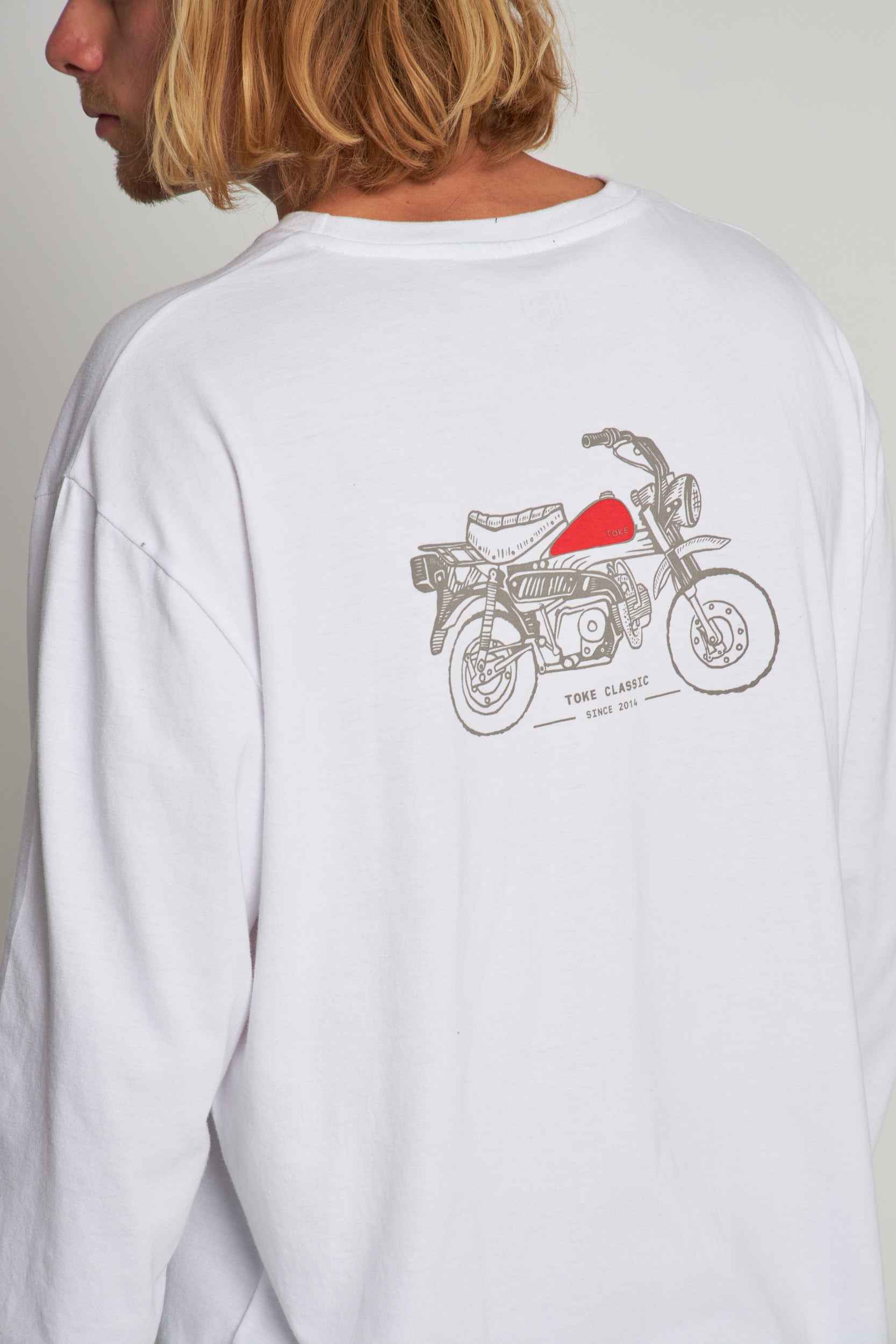 Polera Blanca Manga Larga Cascos