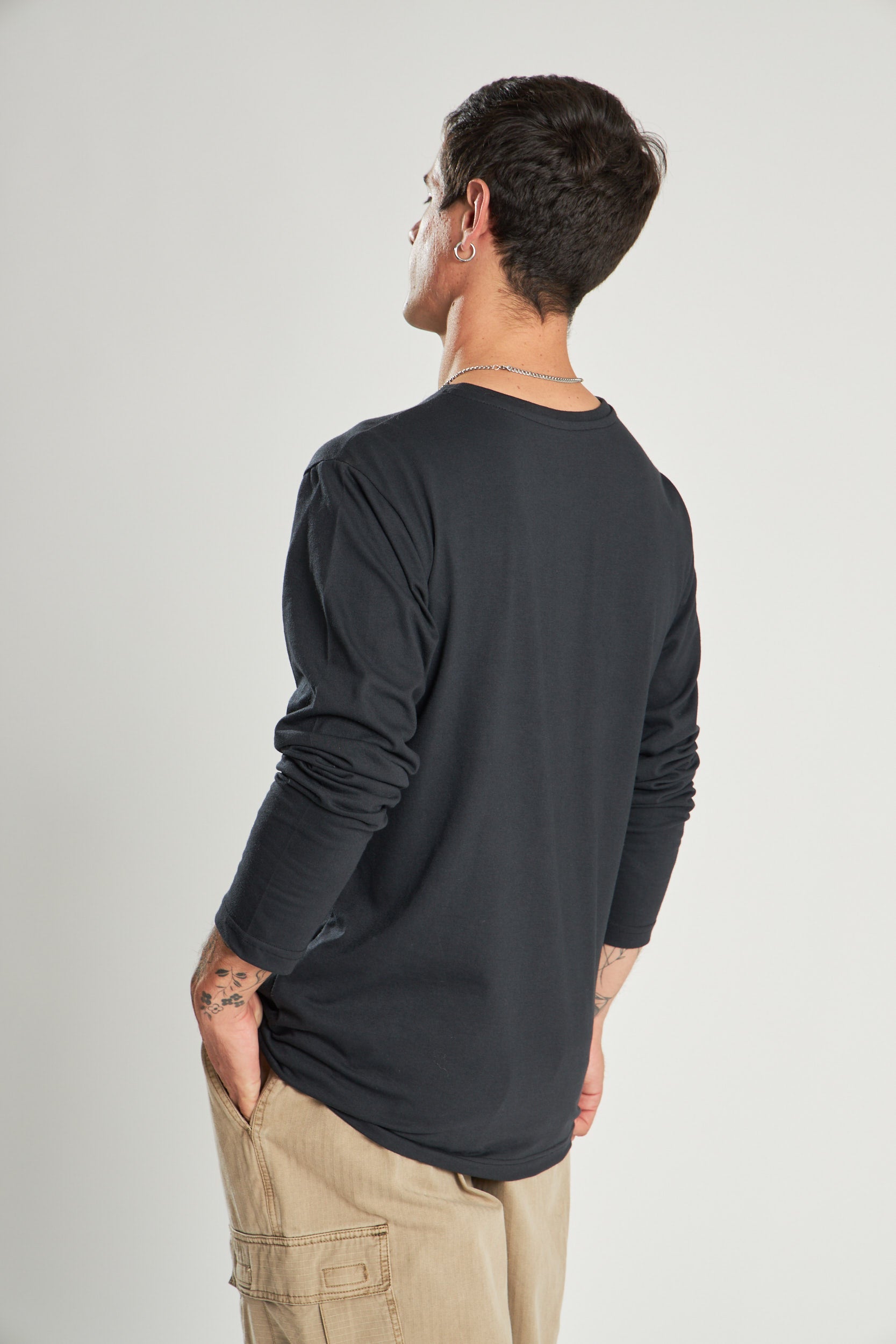 Polera Negra Manga Larga Company