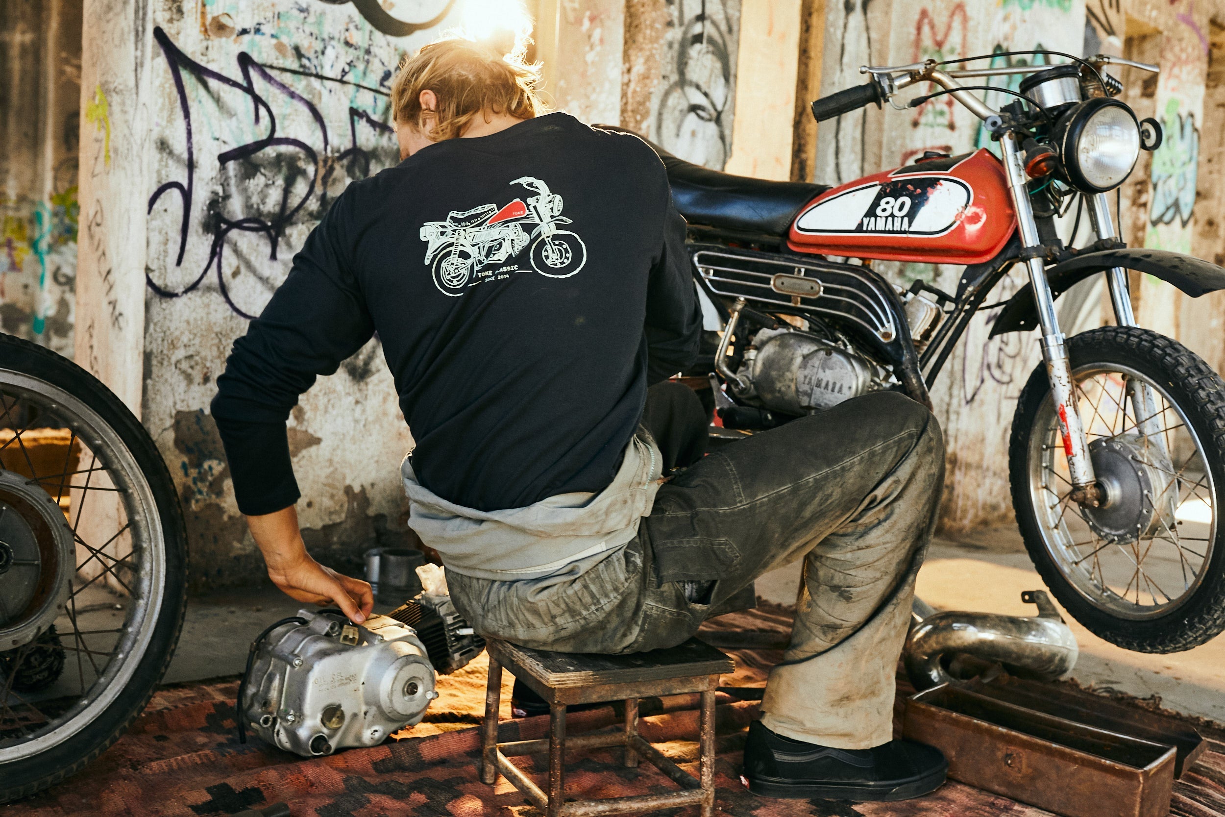 Polera Negra Manga Larga Hombre Cascos